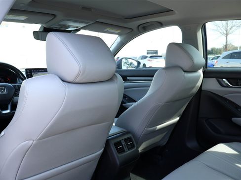 Used 2020 Honda Accord Touring image 12