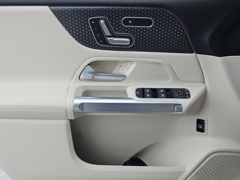 Certified 2025 Mercedes-Benz GLB 250 image 23