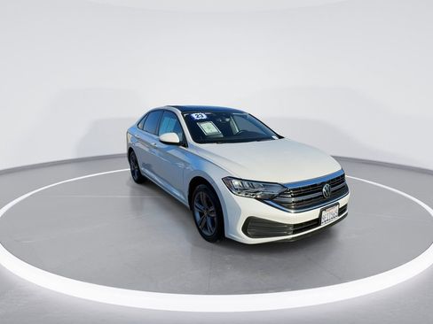 Used 2023 Volkswagen Jetta SE w/ Panoramic Sunroof Package image 2