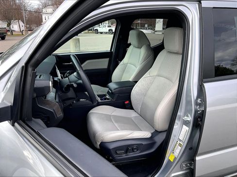 Used 2024 Toyota Tacoma Limited w/ Limited Package (LT) image 10