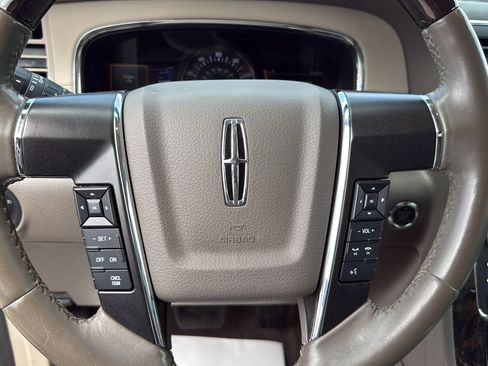 Used 2017 Lincoln Navigator Select RWD image 9