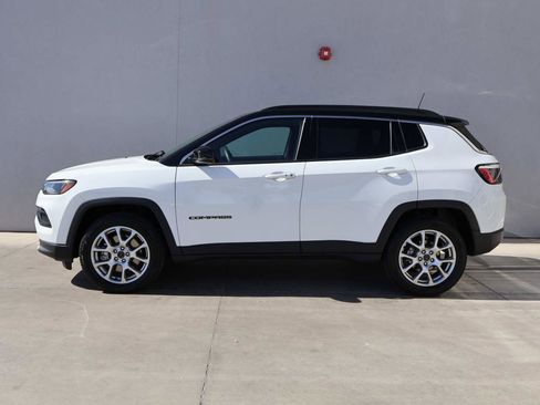 Used 2025 Jeep Compass Limited AWD/4WD image 2