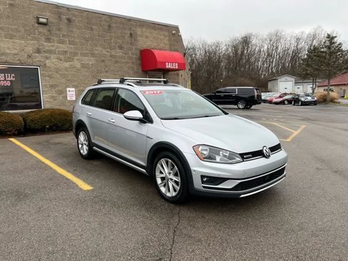 Used 2017 Volkswagen Golf Alltrack SE image 3