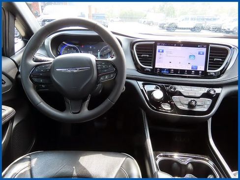 Used 2025 Chrysler Pacifica Limited FWD image 11