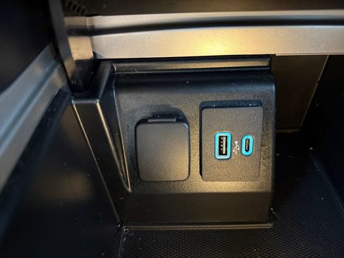 Used 2020 Ford Explorer XLT w/ Comfort Package RWD image 30