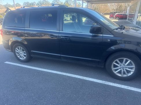 Used 2018 Dodge Grand Caravan SXT image 5