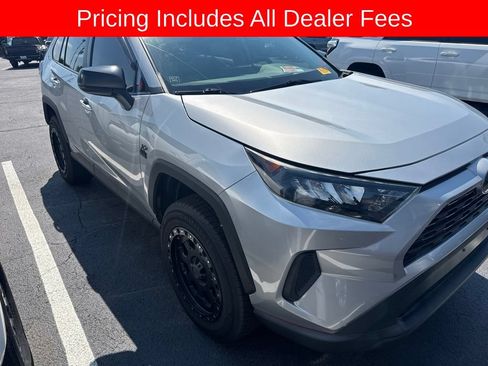 Used 2019 Toyota RAV4 LE FWD image 3