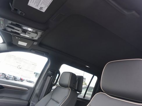 New 2025 Chevrolet Suburban Premier image 32