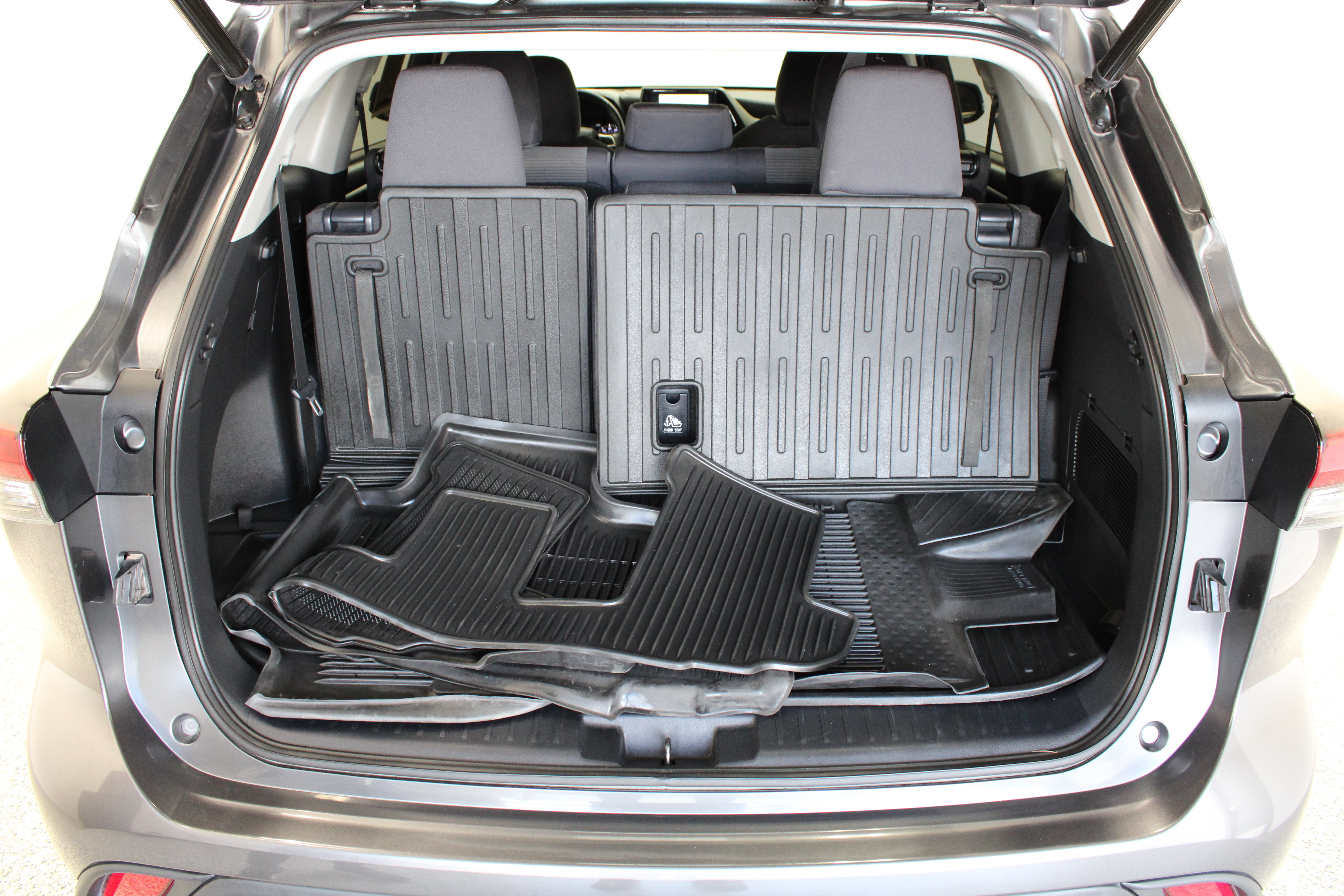Used 2023 Toyota Highlander LE FWD image 32