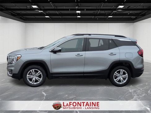 Used 2024 GMC Terrain SLE w/ Driver Convenience Package image 2