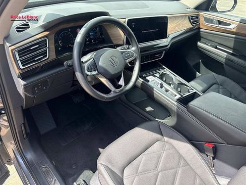 Used 2025 Volkswagen Atlas SE FWD image 17