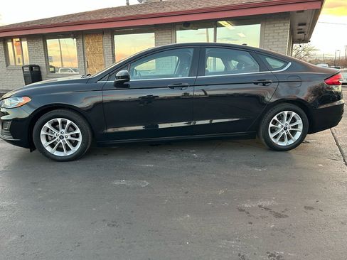 Used 2019 Ford Fusion SE image 2