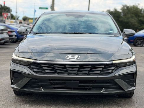 Used 2025 Hyundai Elantra Limited FWD image 3