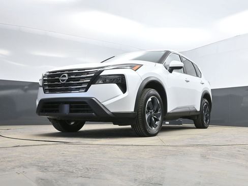 Used 2025 Nissan Rogue SV image 32