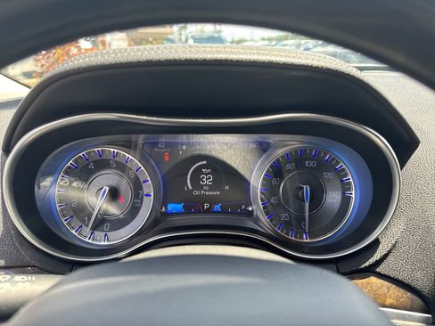 Used 2018 Chrysler 300 Limited RWD image 15