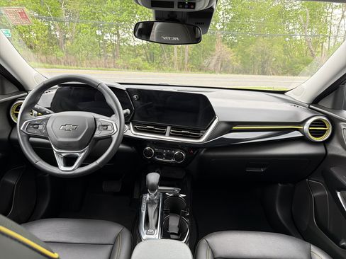 Used 2024 Chevrolet Trax ACTIV w/ Sunroof Package FWD image 11