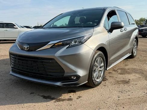 Used 2026 Toyota Sienna XLE FWD image 1