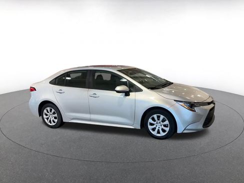 Used 2025 Toyota Corolla LE image 2