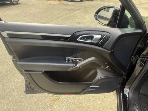 Used 2017 Porsche Cayenne Platinum Edition image 7