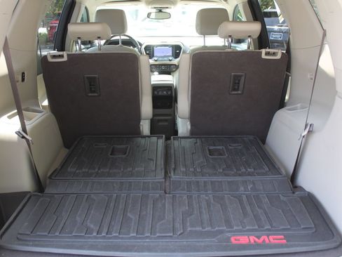 Used 2019 GMC Acadia Denali w/ Technology Package FWD image 10