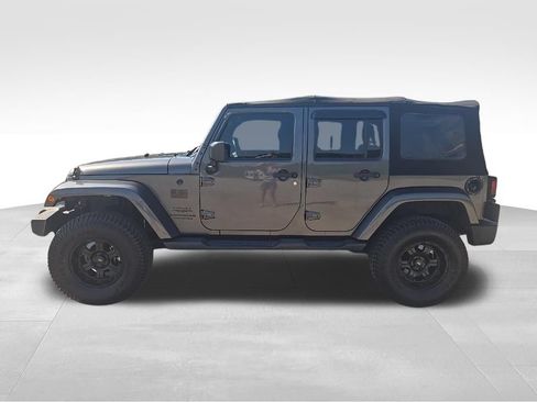 Used 2016 Jeep Wrangler Unlimited Sahara w/ Connectivity Group AWD/4WD image 10