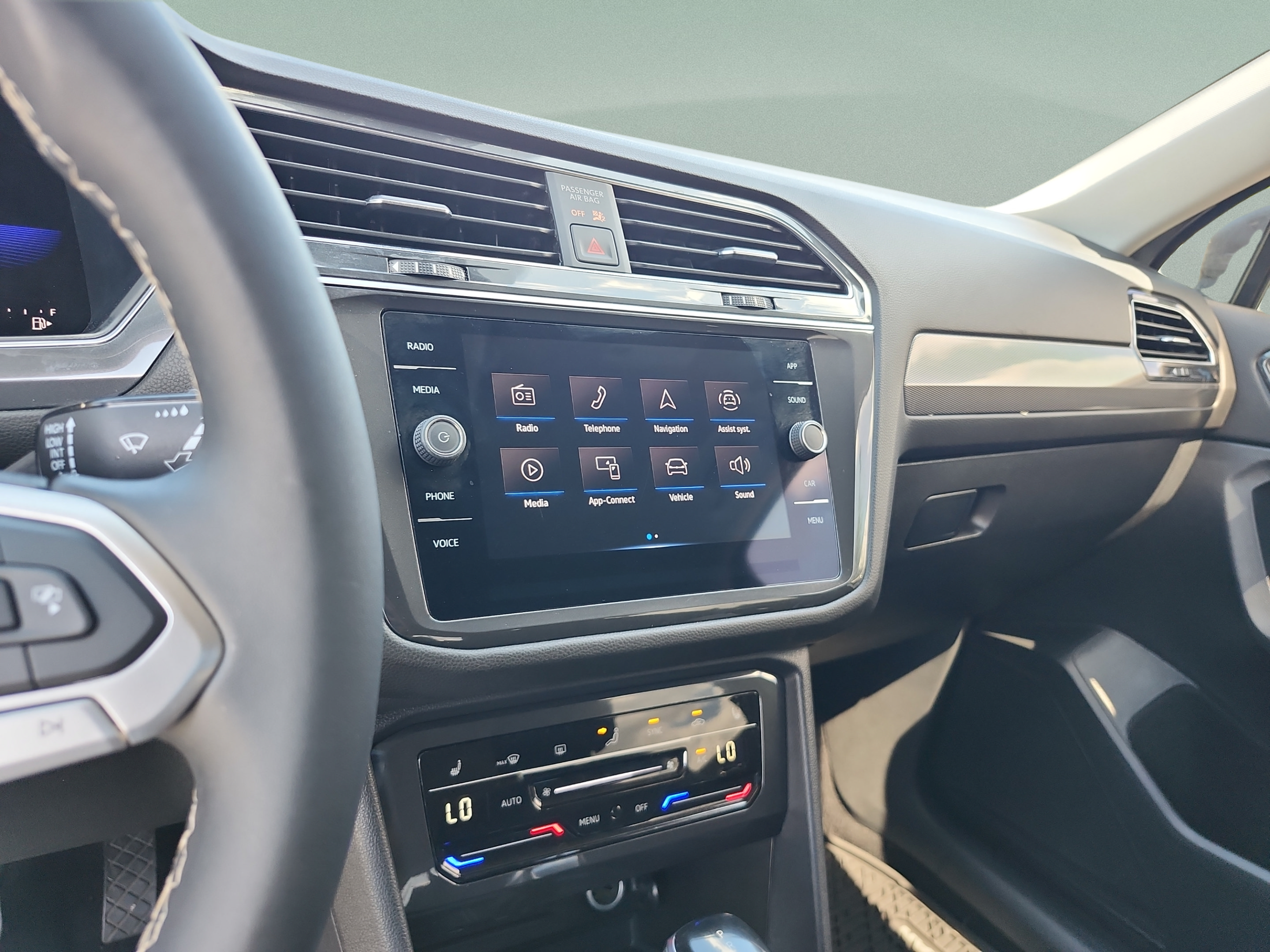 Used 2022 Volkswagen Tiguan SE FWD image 12