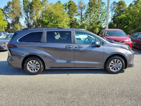 Used 2025 Toyota Sienna XLE image 9