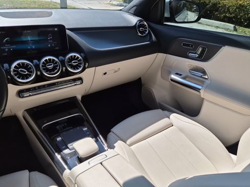 Used 2021 Mercedes-Benz GLA 250 w/ Premium Package image 12