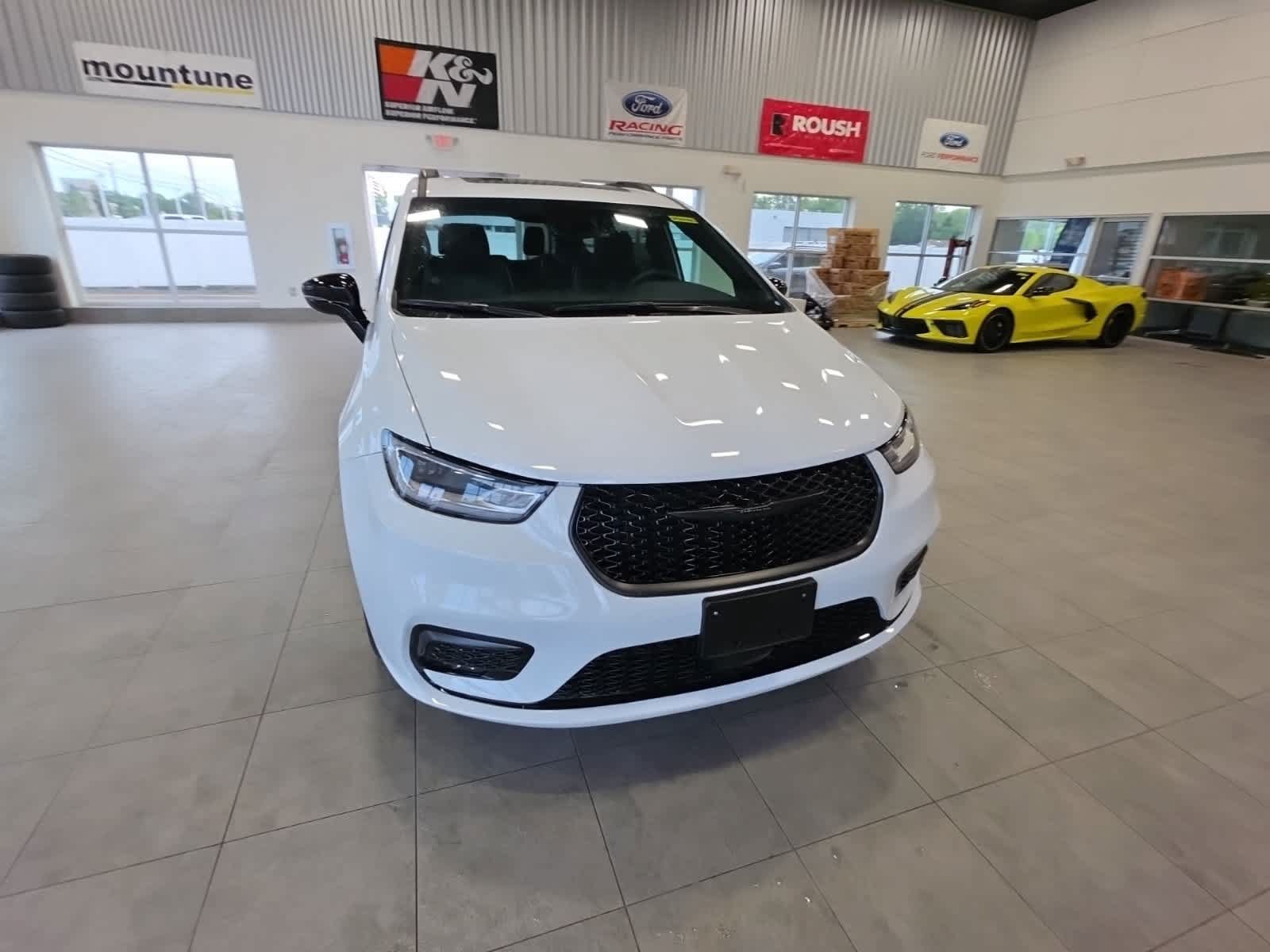 Used 2025 Chrysler Pacifica Limited FWD image 3