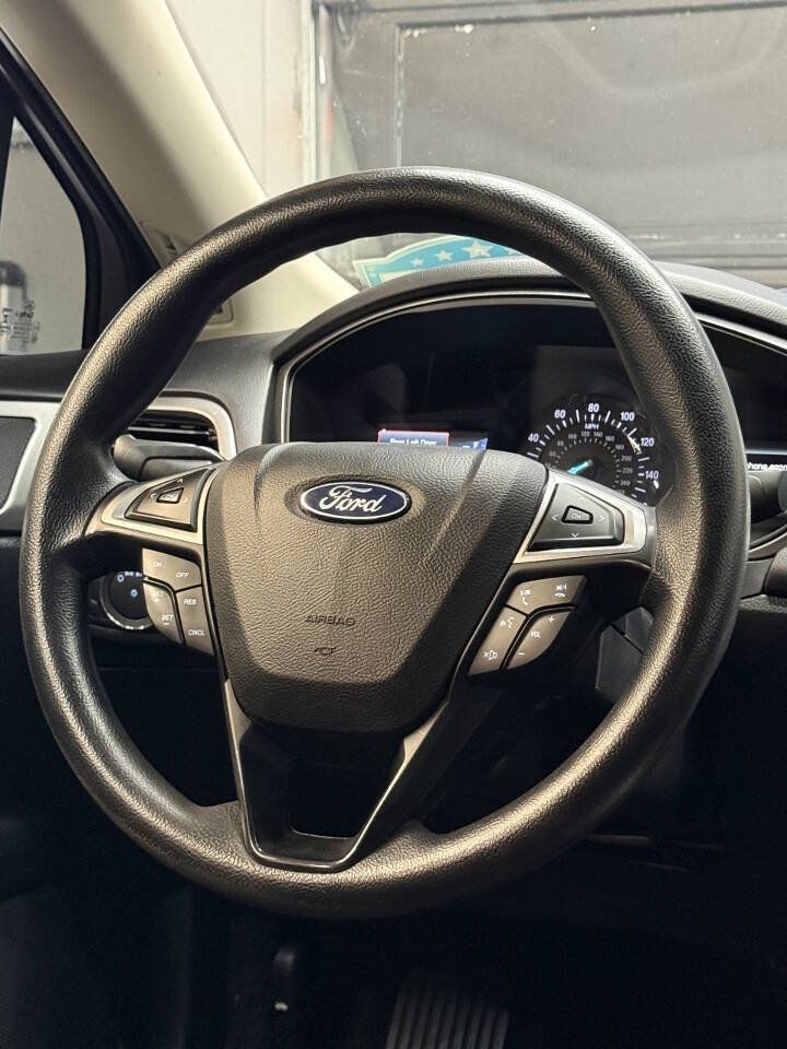 Used 2018 Ford Fusion SE w/ Fusion SE Technology Package FWD image 20