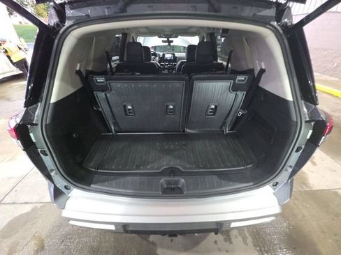 Used 2025 Nissan Pathfinder Platinum FWD image 2