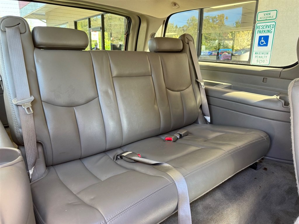 Used 2005 Chevrolet Suburban 2500 LT w/ Preferred Equipment Group AWD/4WD image 7