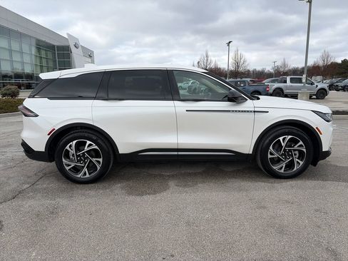 Used 2025 Lincoln Nautilus Premier image 8