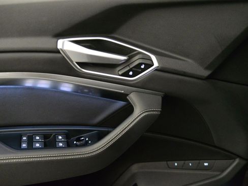 Used 2021 Audi e-tron Premium Plus w/ Premium Plus Package image 25