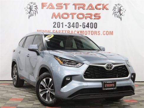 Used 2021 Toyota Highlander XLE AWD/4WD image 3
