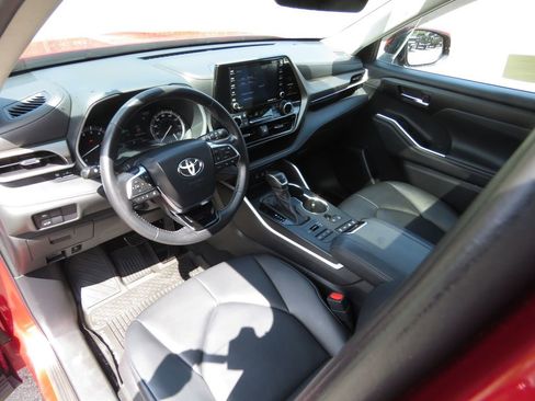 Used 2020 Toyota Highlander XLE AWD/4WD image 11