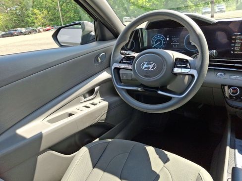 Used 2024 Hyundai Elantra SEL FWD image 15