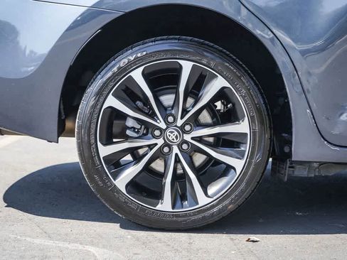 Used 2017 Toyota Corolla SE w/ SE Premium Package FWD image 8