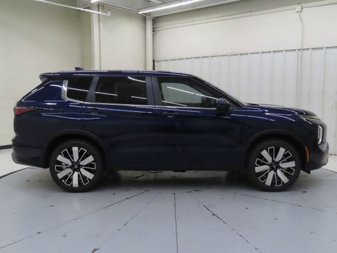 New 2025 Mitsubishi Outlander SE image 2