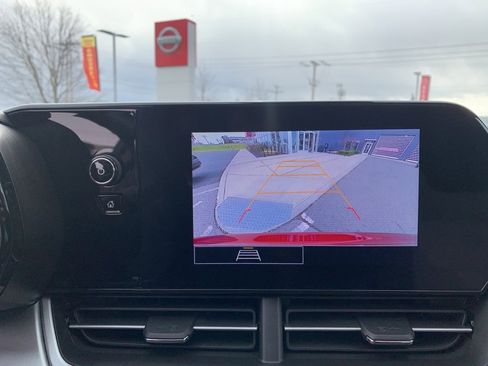 Used 2025 Chevrolet Trax RS w/ Sunroof Package image 16