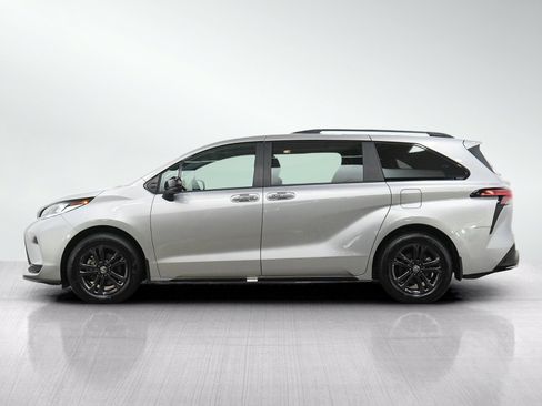 Used 2025 Toyota Sienna XSE AWD/4WD image 2