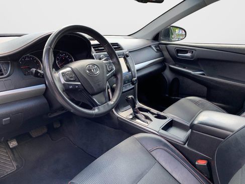 Used 2017 Toyota Camry SE w/ Moonroof Package FWD image 27