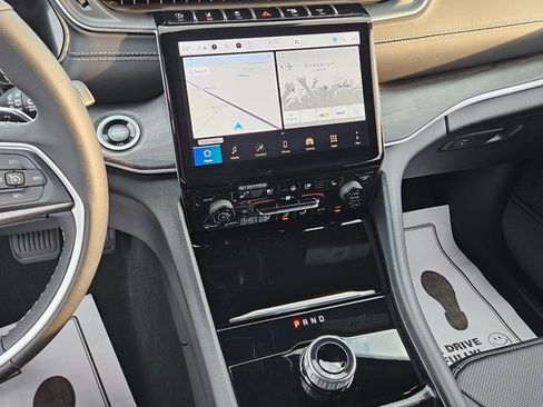 New 2025 Jeep Grand Cherokee Limited w/ Luxury Tech Group II RWD image 18