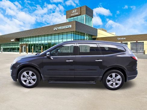 Used 2017 Chevrolet Traverse LT w/ Style and Technology Package FWD image 9