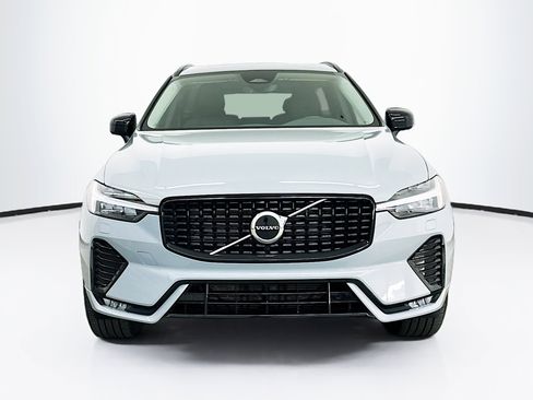 Used 2025 Volvo XC60 B5 Core AWD/4WD image 2
