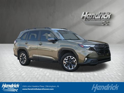 Used 2025 Subaru Forester Premium image 1