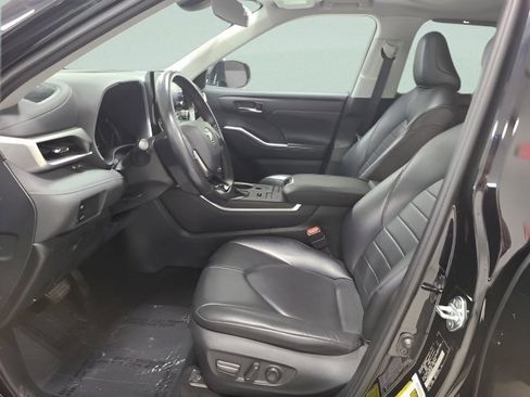 Used 2021 Toyota Highlander XLE AWD/4WD image 19