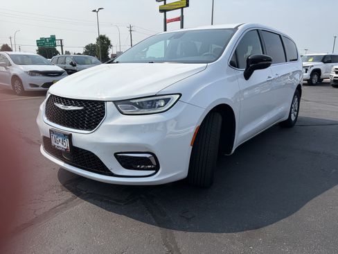 Used 2025 Chrysler Pacifica Select FWD image 3