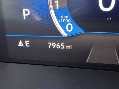 Used 2025 Volkswagen Taos SE w/ Panoramic Sunroof Package AWD/4WD image 17