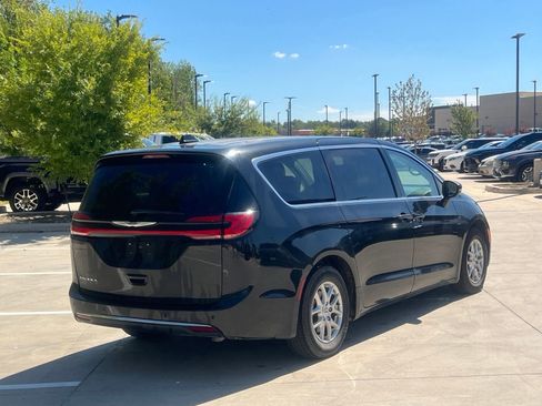 Used 2023 Chrysler Pacifica Touring-L FWD image 11